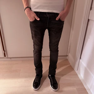 Svarta jack and jones jeans - Svarta jack and jones jeans, bra kvalitet, slim glenn, storlek W28 L32, lite små på mig, är 182 väger ca 65 kg. 