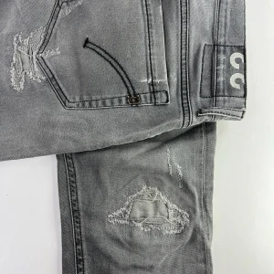 Dondup George jeans, 33 - Storlek 33. Skick 9/10. Nypris 2500+, vårt pris 1199:-