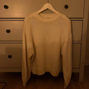 Beige stickad tröja från NA-KD - Mysig beige stickad tröja från NA-KD i storlek S. Tröjan har en rund halsringning, långa ärmar och en relaxed fit. Perfekt för lager-på-lager och chill höst- och vinterdagar.
