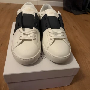 Valentino garavani navy  - Valentino garavani i färgen navy säljes då dom inte passade mig, storlek 44 obs ser svarta ut på bild men det är dom inte 