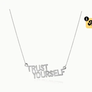 Silverhalsband från Ioaku ”Trust Yourself” - Stilrent halsband i silverfärgat material med texten 'TRUST YOURSELF' som hängsmycke. Kedjan är tunn och enkel, perfekt för dig som vill ha ett statement piece med peppande budskap. Passar till alla tillfällen och är lätt att matcha med andra smycken.
