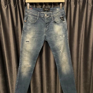 Replay anbass hyperflex  - Replay anbass hyperflex - skick 9/10, fint skick! - stl 30/32 - feta slitningar och bekväma jeans med tanke på stretchen! - hör av er för måtten eller andra frågor!🙌
