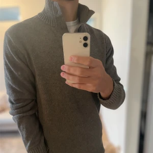 Grå stickad Cardigan  - Riktigt skön o varm tröja | skick 8/10 ✅ inga defekter endast lite nopprig | skriv vid frågor eller funderingar!