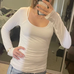 Vit långärmad tröja - Söt vit långärmad tröja. Perfekt som både ett basplagg men även fin tröja💕💐 storlek xs men passar som S 