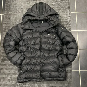 Peak performance jacka  - Säljer en peak performance jacka som är helt ny använt 2 gånger, tyvär för kort o behöver sälja den snabbt. Skriv vid funderingar.