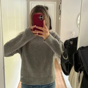 Grå stickad tröja H&M kollektion  - Grå stickad tröja från Hm kollektion i storlek M. Tröjan är i mycket bra skick!