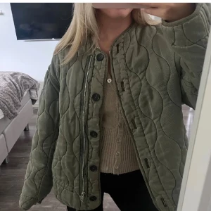 Grön Zara jacka - Använd fåtal gånger, skriv för fler frågor!!💗