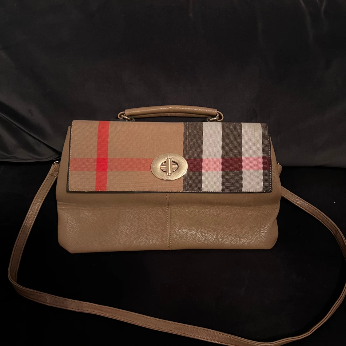 Beige Burberry axelväska