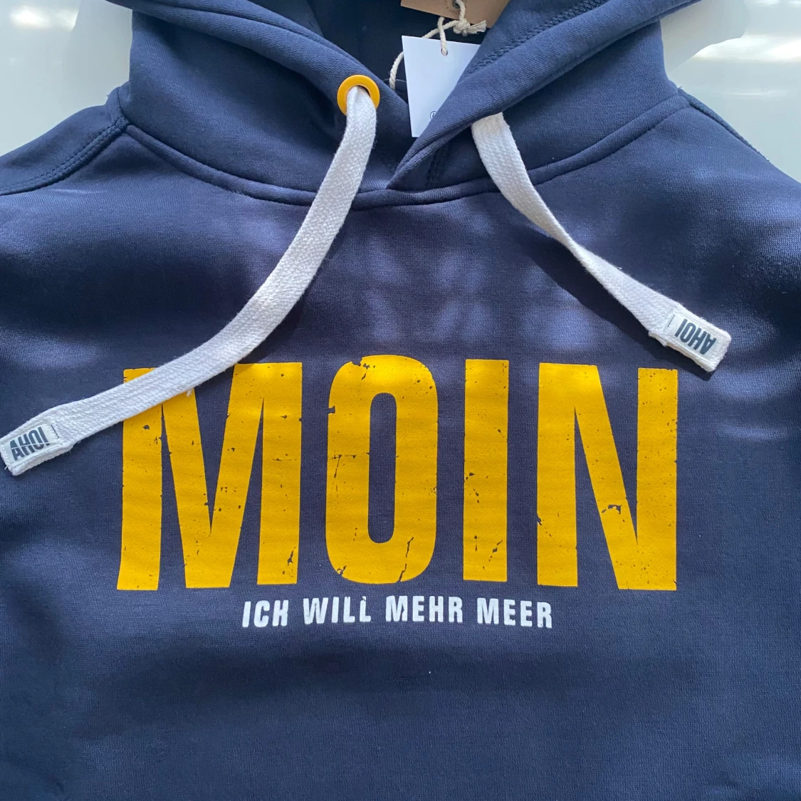 Mörkblå hoodie med gul MOIN-print - 2