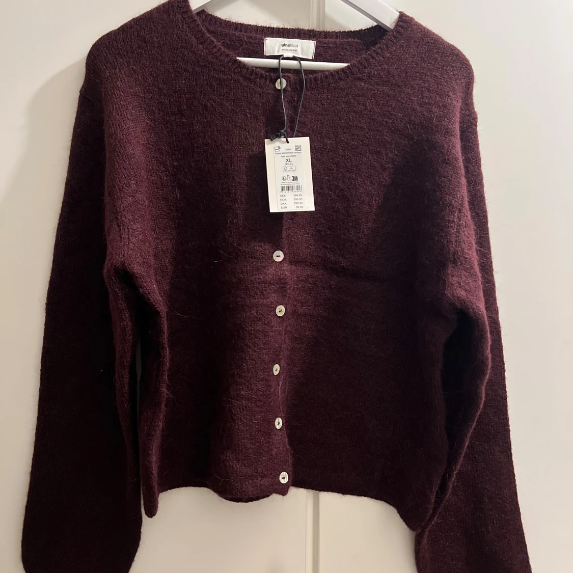 Vinröd kofta från Gina Tricot