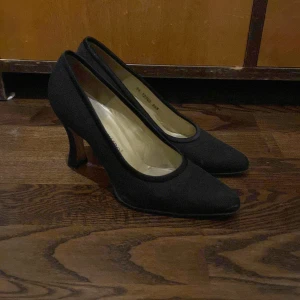 Eleganta svarta klackskor  - Säljs pga att de är förstora och jag kan dessutom inte gå i klackskor. De är använda men varit väl omhändertagna.