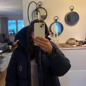 Mörkblå Fjällräven jacka - Säljer denna superfina jackan från Fjällräven i expedition down jacket serien! Den är i superbra skick och har inga defekter. Säljer då den tyvärr inte satt som jag ville. St är mera medium än s.  Priset går att diskutera💕💕