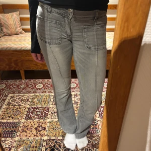 Low waist bootcut jeans - Super fina jeans från Gina Tricot i storlek 164. Som referens är jag ca 169cm lång! Storleken motsvarar en 34 i midjemått. Jeansen är i mycket bra skick💗
