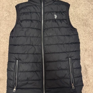 USPA väst - Säljer denna väst från U.S Polo Assn. Storleken är för 12-13 år. Den har använts ett fåtal gånger men har inga defekter. Passformen är slim. Om du har frågor eller prisförslag är det bara att skriva. 