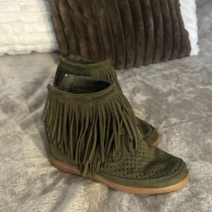 Isabel marant liknande skor  - Säljer ett par Isabel marant liknande skor, i stl 37. De har lite fläckar som man kan se på bilden men annars fint bevarade. Vet tyvärr inte vart de är ifrån då jag köpte det secondhand