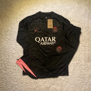 Helt ny jätte snygg psg tracksuit  - Säljer en helt ny Psg fotbolls tracksuit i storlek S topp kvalitet och väldigt snygg. Kontakta gärna om du har några frågor 👍
