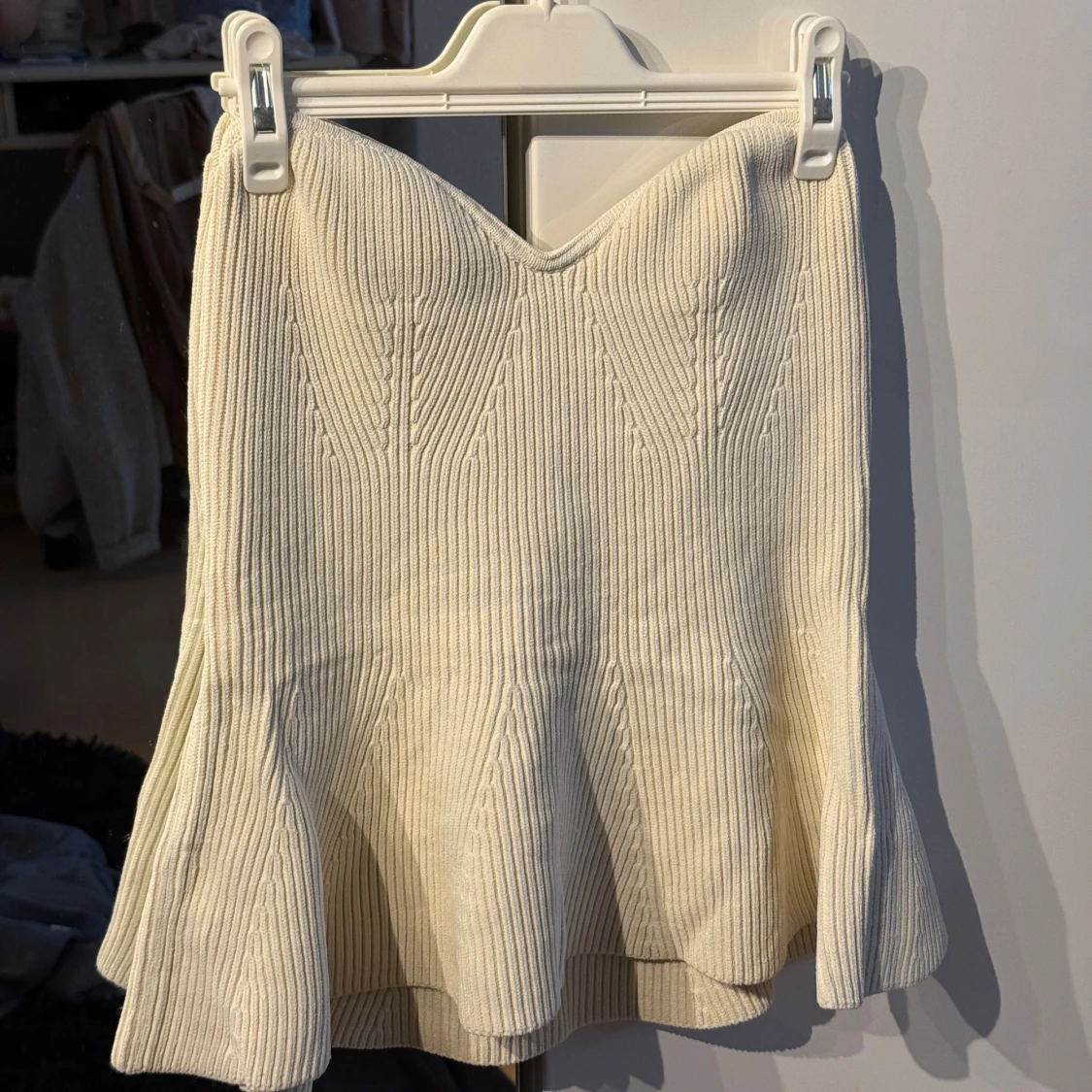 Krämvit stickad bandeau peplumtopp - 2