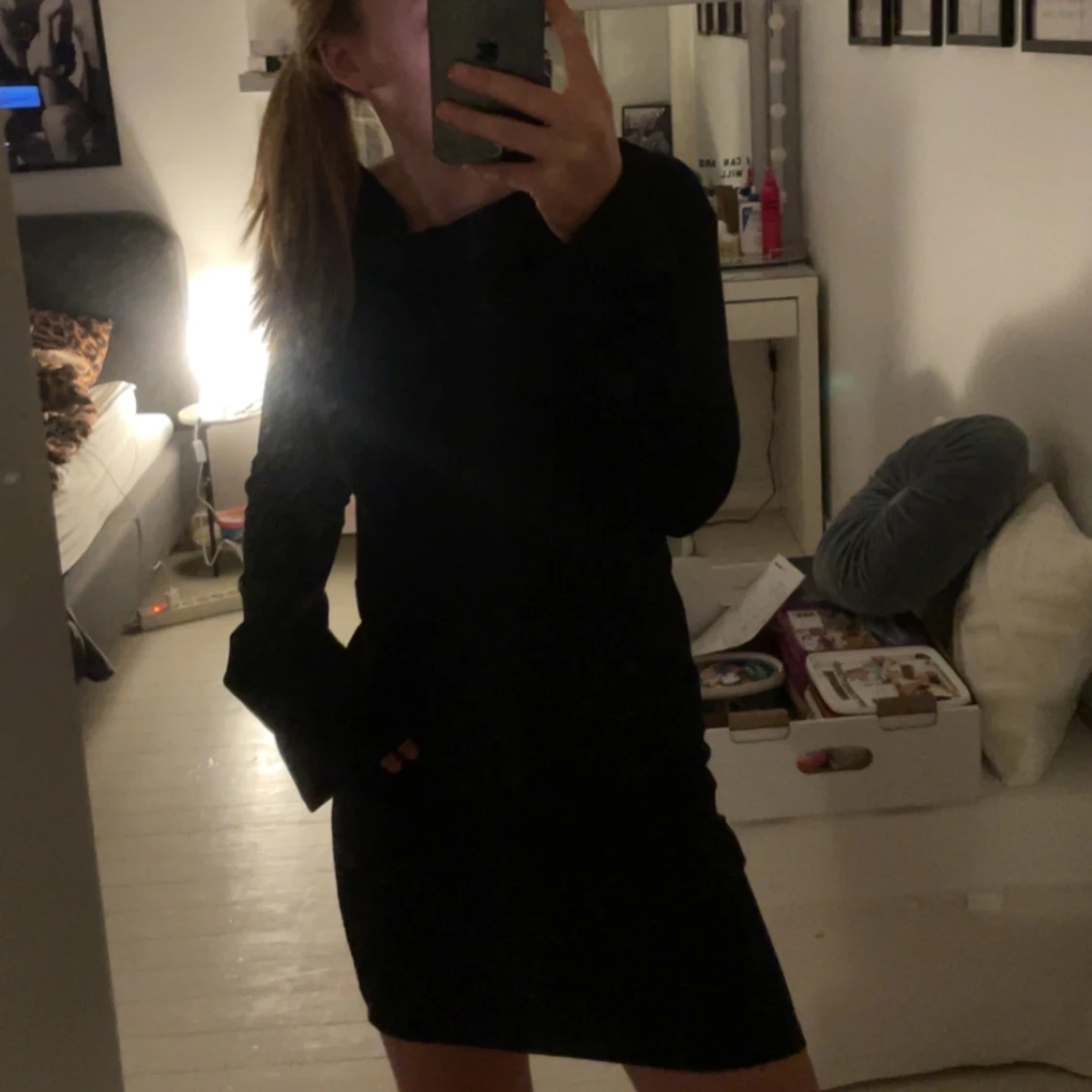 Svart kort klänning med rosett - 1