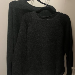 Mörkgrå/ grön stickad tröja - Fina stickade tröjor från Vero Moda, något noppriga🫶🏼Grön: xs, Grå: s