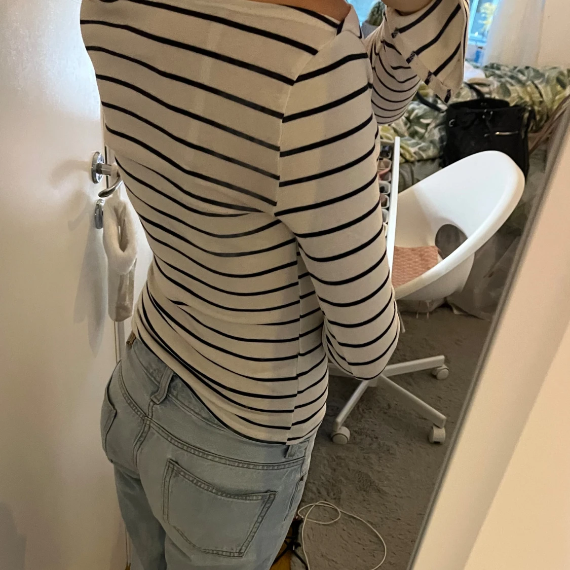 Vit och blå randig båtringad tajt tröja  - 1