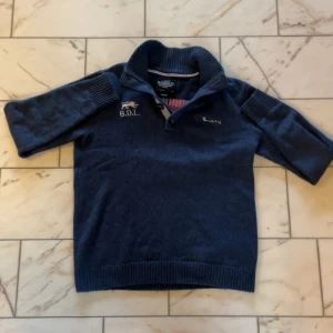 Marinblå Bondelid kvartszip - Är nopprig på stora delar av plagget men går säkert att motverka med rätt verktyg.