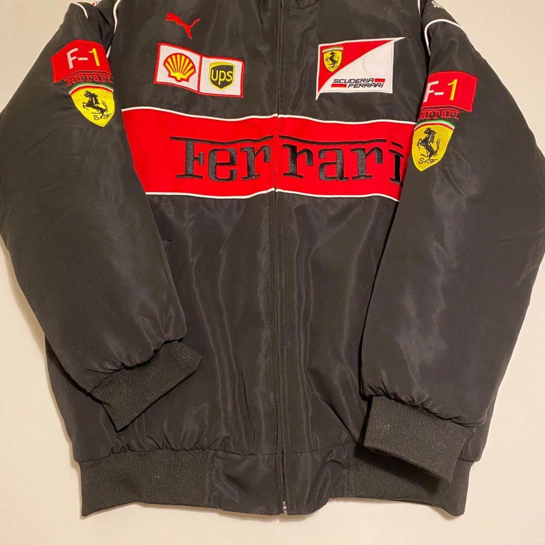 Svart Ferrari racingjacka M