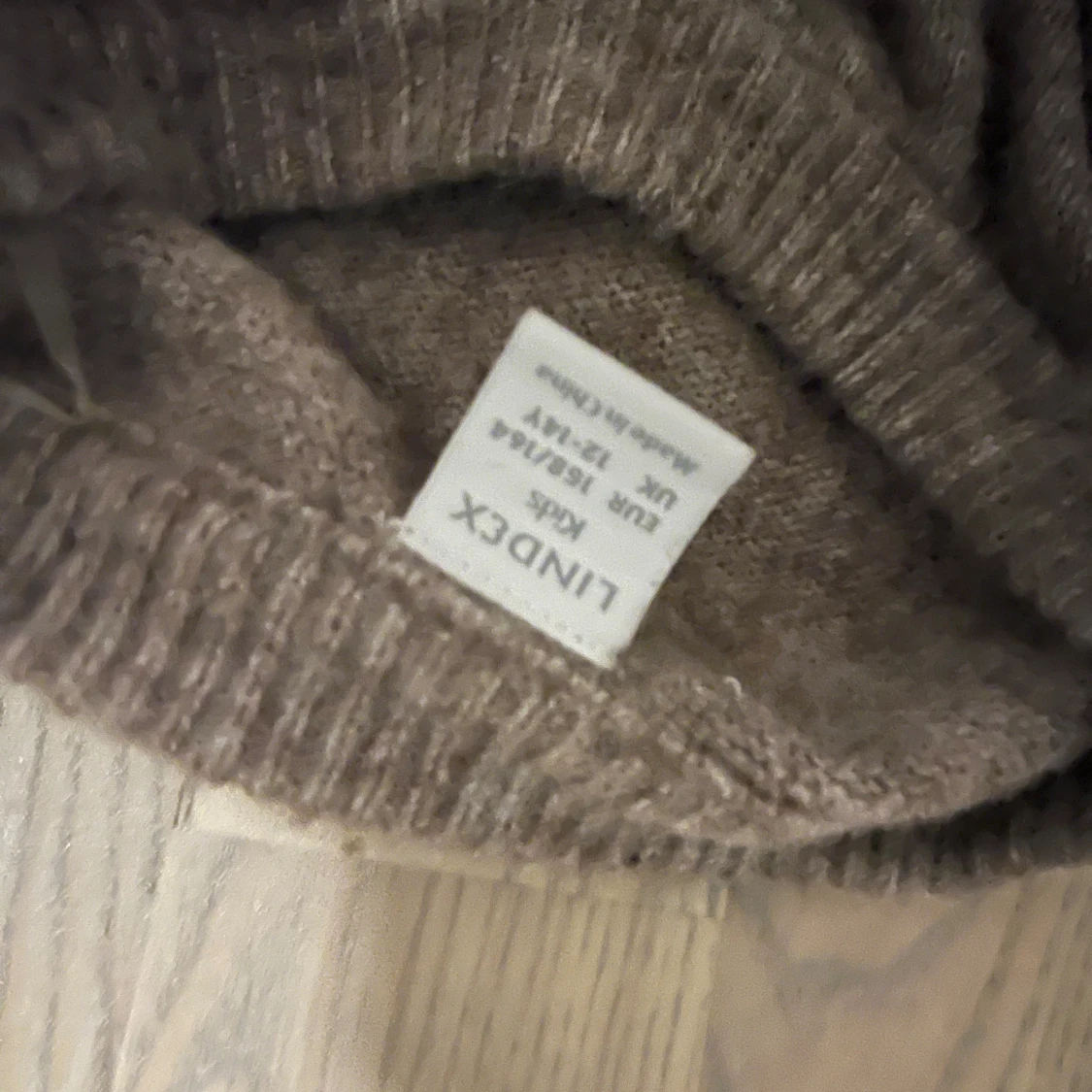 Brun stickad tröja med snöflingor - 2