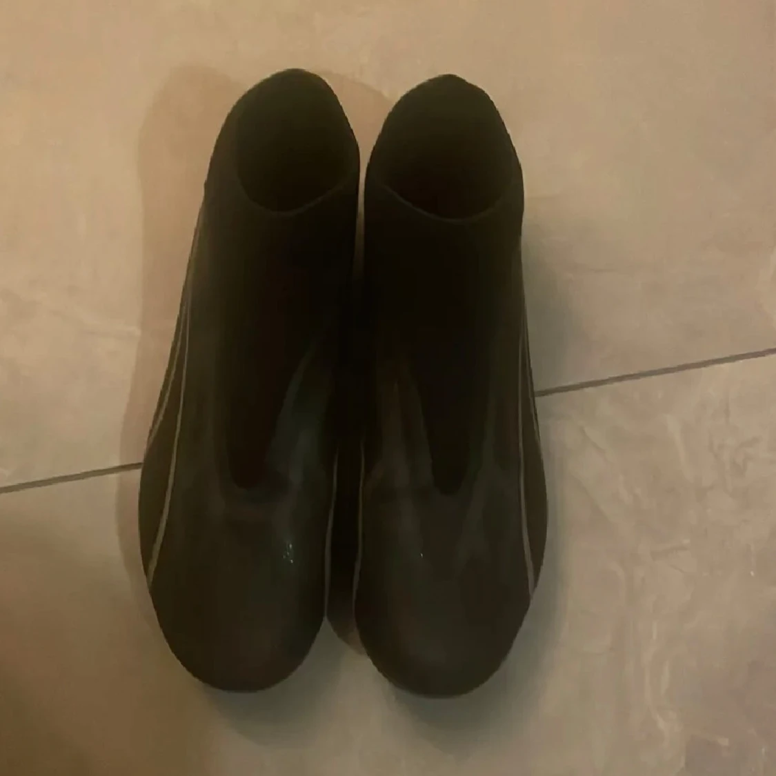 Svarta Puma fotbollsskor utan snörning str 44,5 - 1