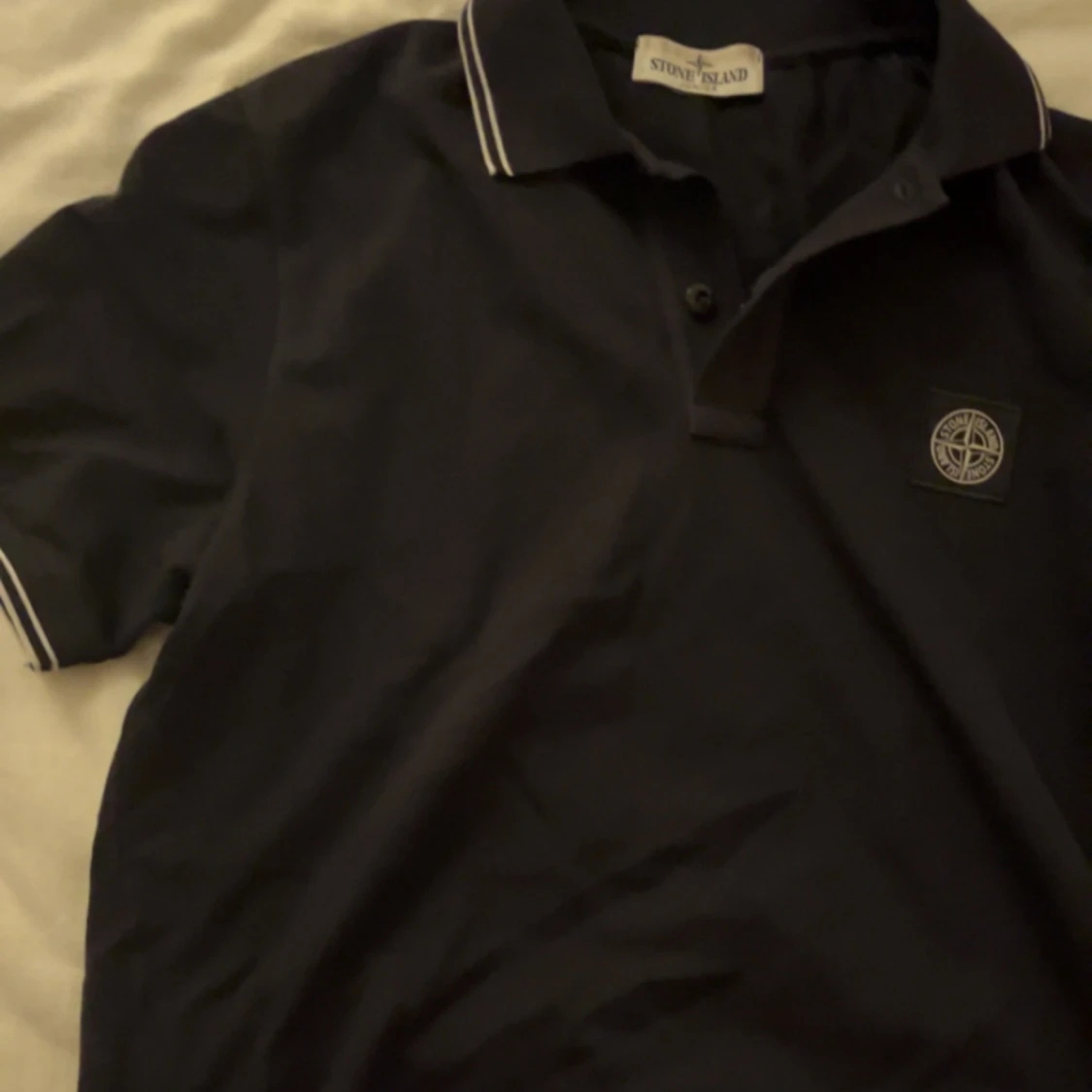 mörkblå pikétröja från Stone Island