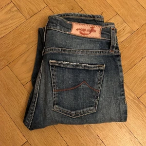 Jacob cohen jeans - Ny skick Jacob cohen jeans. Byxan är storlek 26 vilket motsvarar storlek W26 L30 ungefär. Dom passar någon som är ungefär 164cm lång. Modellen är slim.