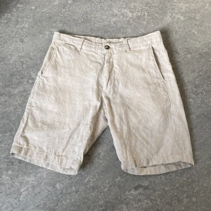 Linneshorts Mango - Linneshorts från mango. Perfekta till prepp inför nästa sommar. Mycket bra skick, knappt använda