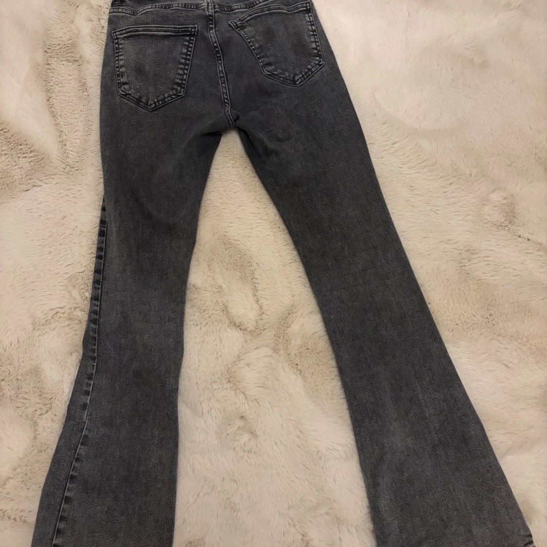 Bootcut mörk grå  jeans från Gina Tricot - 3