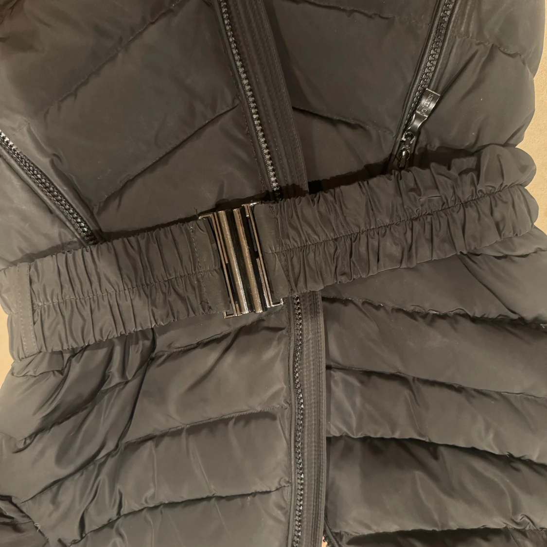 Svart hollies pufferjacka med bälte - 2