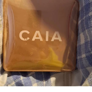 CAIA highlighter i guldton - Säljer CAIA highlighter med skimrande guldnyans I färgen Sydney. Knappt använd. Fri frakt så passa på nu❤️ pris kan diskuteras men vill gärna ha över 200 kr