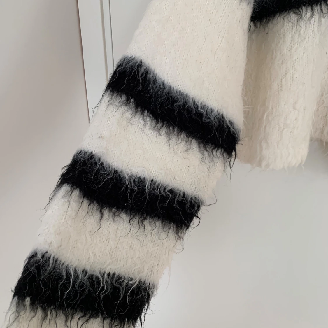 Vit och svart fluffig stickad tröja H&M - 2