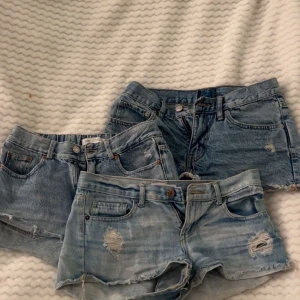 Ljusa denimshorts med slitningar - 2 shorts