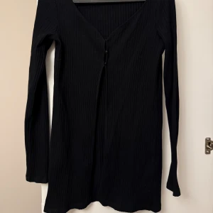 Cardigan - Cardigan med knappar köpt från mango. Använd 1 gång. Storlek XS 🖤