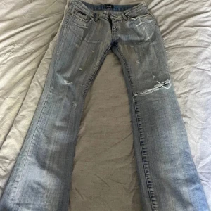 Dolce & Gabbana jeans  - Säljer ett par superfina Dolce & Gabbana jeans som jag köpte nyligen här på Plick. Jeansen var tyvärr för små på mig och priset kan absolut diskuteras!💕Jeansen har slitna detaljer och är i en perfekt ljusblå färg. Midjemått rakt över: 39cm. Innerbenslängd: ca 81cm🙌 strl: 34