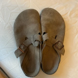 Birkenstock Boston sandaler - Snygga birkenstock boston i den populära färgen taupe, storlek 41. Köpta här på Vinted. Innersulan är. 26,5 cm och bred fot med mjuk fotbädd. Rengjord! Stor i storleken, därav säljer jag. Hör av dig vid frågor!
