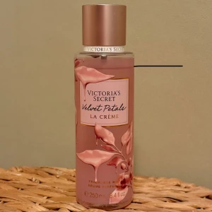 Victorias Secret Velvet Petals La Crème Bodymist 250 ml - Victorias Secret Velvet Petals La Crème Bodymist, 250 ml. Limeted edition. Knappt använd, vilket syns på bild. Givetvis förvarad mörkt och svalt. Kommer i originalförpackningen. 