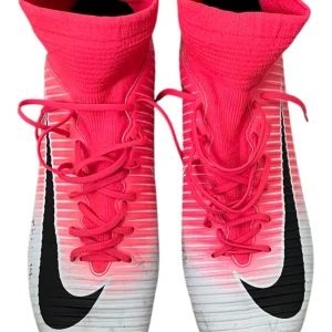 Nike Mercurial rosa fotbollsskor - Säljer ett par Nike Mercurial fotbollsskor i en snygg rosa och vit färg med svarta detaljer. Skorna har hög strumpliknande krage, snörning och en platt sula med dobbar för gräsplan. Tillverkade i syntetmaterial för lätt känsla och bra passform.  Pris kan diskuteras!