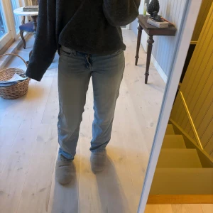Trendiga jeans från Weekday w25/32 - Superfina trendiga jeans från weekday I  Bra skick i modellen arrow I Hör av dig vid frågor eller prisförslag!💕