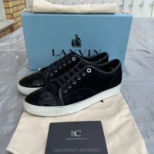 Lanvin - Lanvin dbb1 marinblå🔵 med lackad tå, storlek 9=43 men kan passa större, mockan är i bra skick, slitage vid tån och lackade område (Se bilder), vid köp medföljer bara skorna, dustbag, box och kort medföljer inte, pris går att diskutera vid snabb affär✅obs sulkräm har använts 