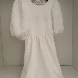 Klänning Vit - Superfin vit klänning med puffärm! Perfekt som studentklänning eller sommarklänning och endast använd två gånger! Superfint skick!!
