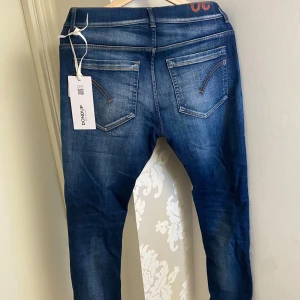 Dondup jeans - Säljer nu dessa riktigt fina Dondup jeans i den populära modellen George för endast 1299. De är köpte för 3199 på NK så 1299 är ett väldigt bra pris! De är i ett mycket bra skick och vid frågor och intresse är det bara att skriva!