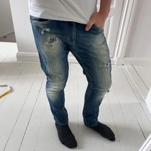 Diesel jeans thavar  - Diesel jeans modell thavar, modellen är 180 cm 75 kg. Inga direkta defekter, storlek W31 L32. Mått A :42 cm.  B: 96 cm. 