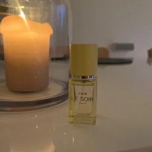 Caia parfym  - Trendig parfym från CAIA med stilren design.           Luktar jätte gott 💋.                                                         Parfymen heter” le soir lumiere ” 💛 
