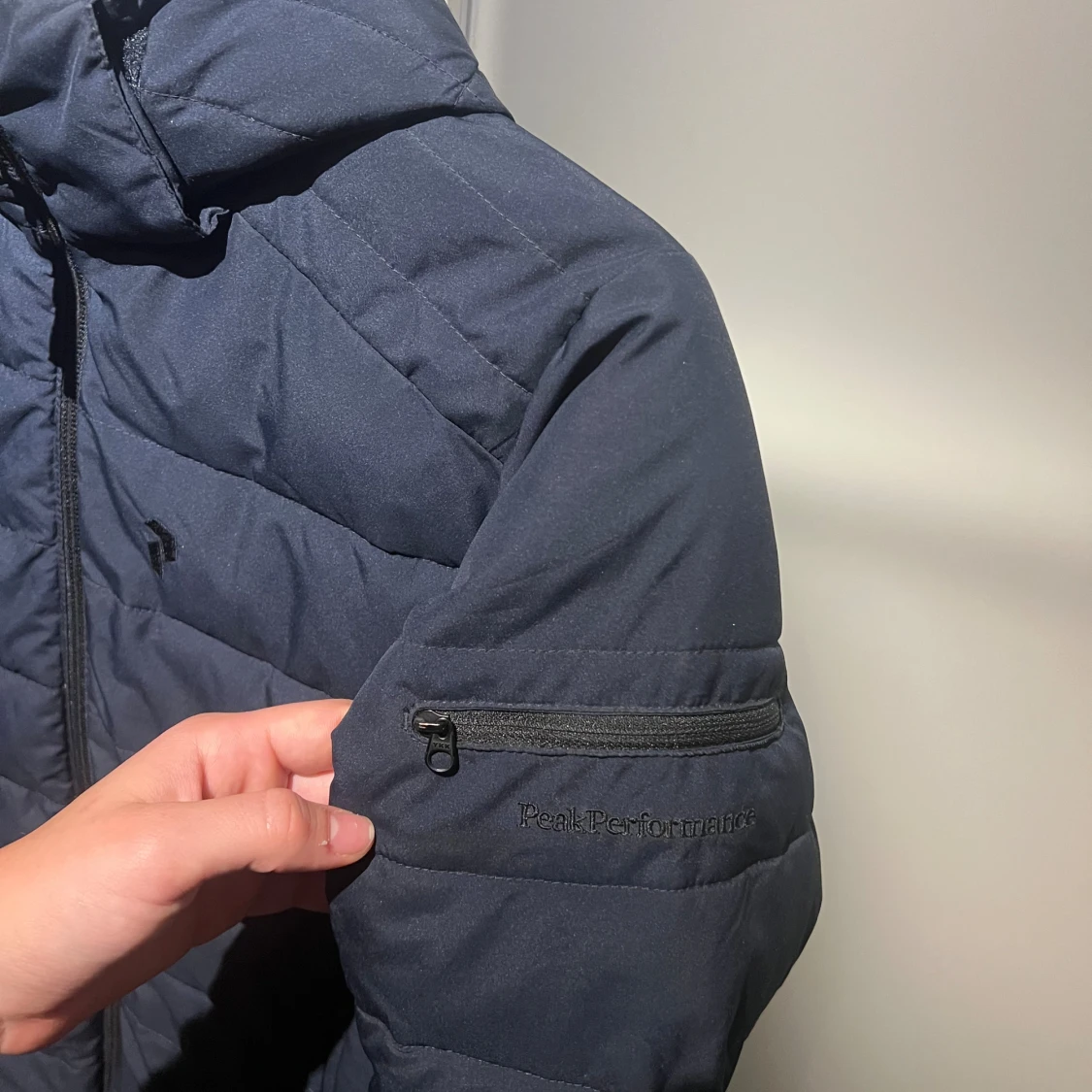 Mörkblå pufferjacka Peak Performance - 2