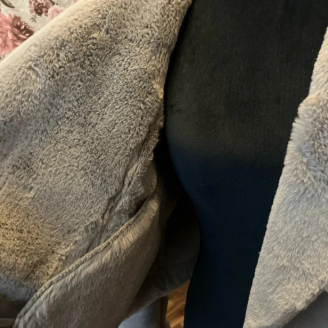 Grå fuskpälsjacka från Stradivarius - 2