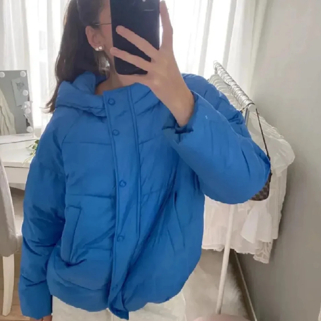 Blå pufferjacka med huva